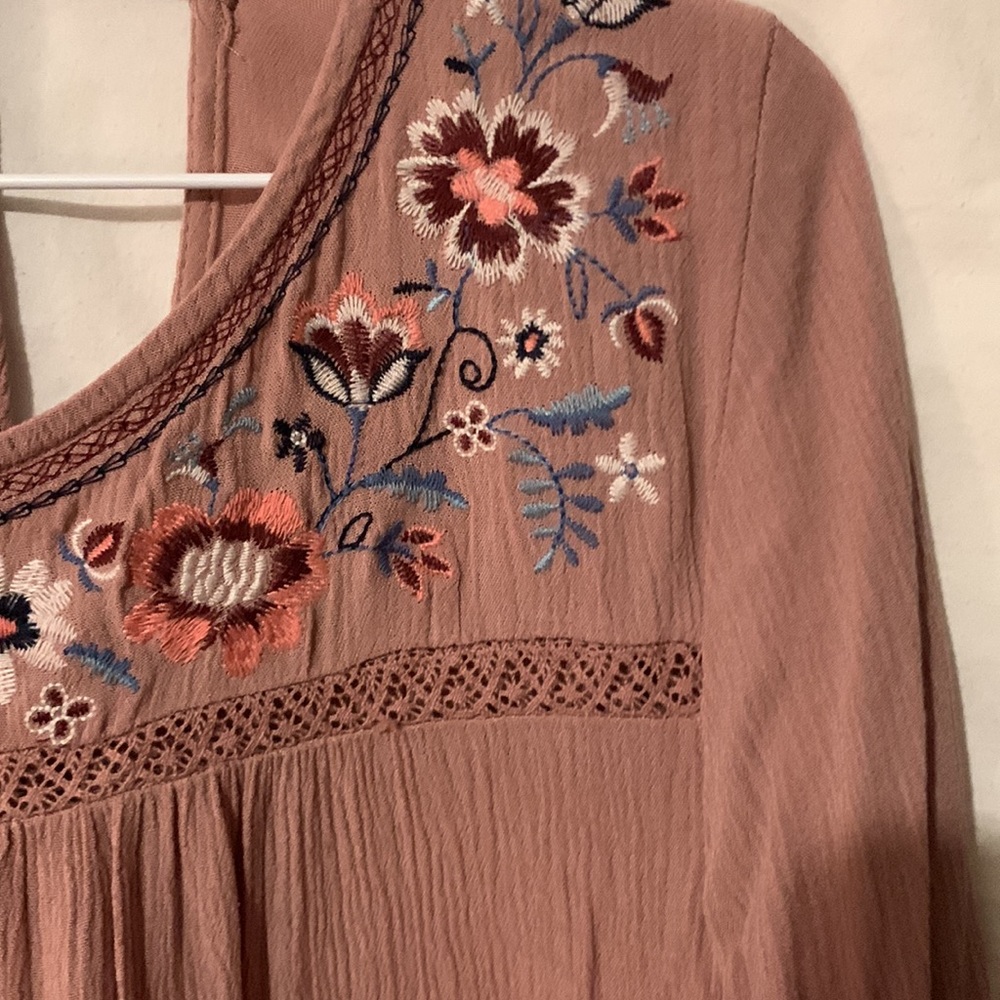 Floral collar, high low shirt - Picture 2 of 4